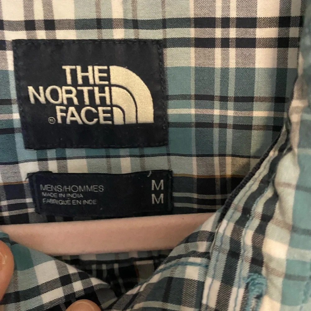 The North Face Plaid Short Sleeve Button Down Shirt (Men's Medium)Blue‎
